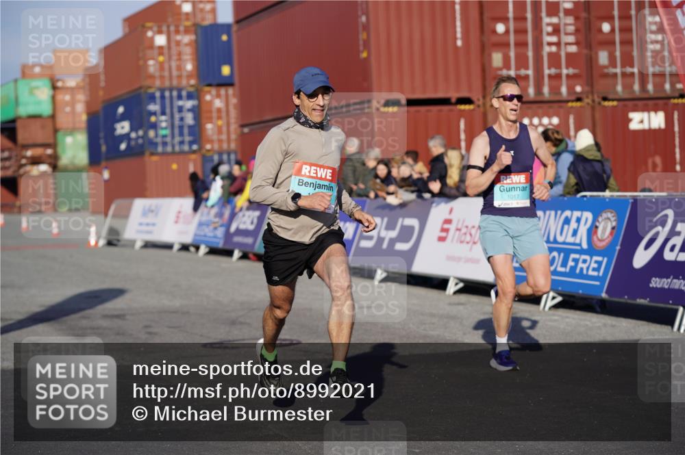 03.10.2025 - Köhlbrandbrückenlauf Michael Burmester http://msf.ph/oto/8992021 03.10.2025 09:50:55 Ziel 1007, 1017, 1044, 2701 meine-sportfotos.de