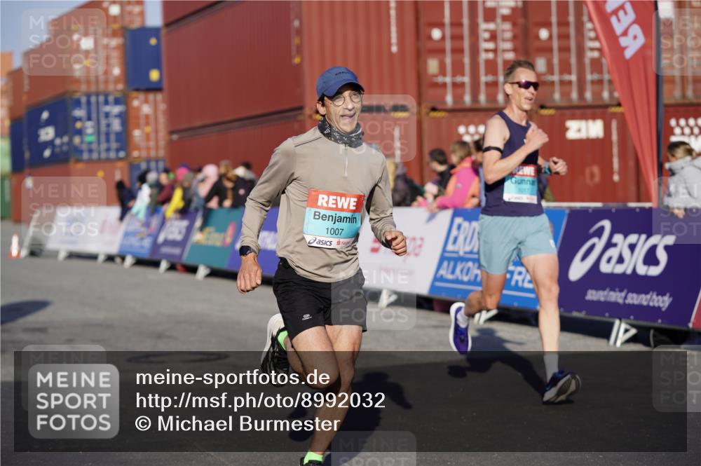 03.10.2025 - Köhlbrandbrückenlauf Michael Burmester http://msf.ph/oto/8992032 03.10.2025 09:50:55 Ziel 1007, 1017, 1044, 2701 meine-sportfotos.de