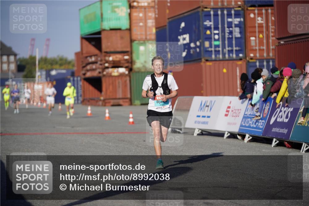03.10.2025 - Köhlbrandbrückenlauf Michael Burmester http://msf.ph/oto/8992038 03.10.2025 09:51:00 Ziel 1007, 1017, 2701, 3153 meine-sportfotos.de