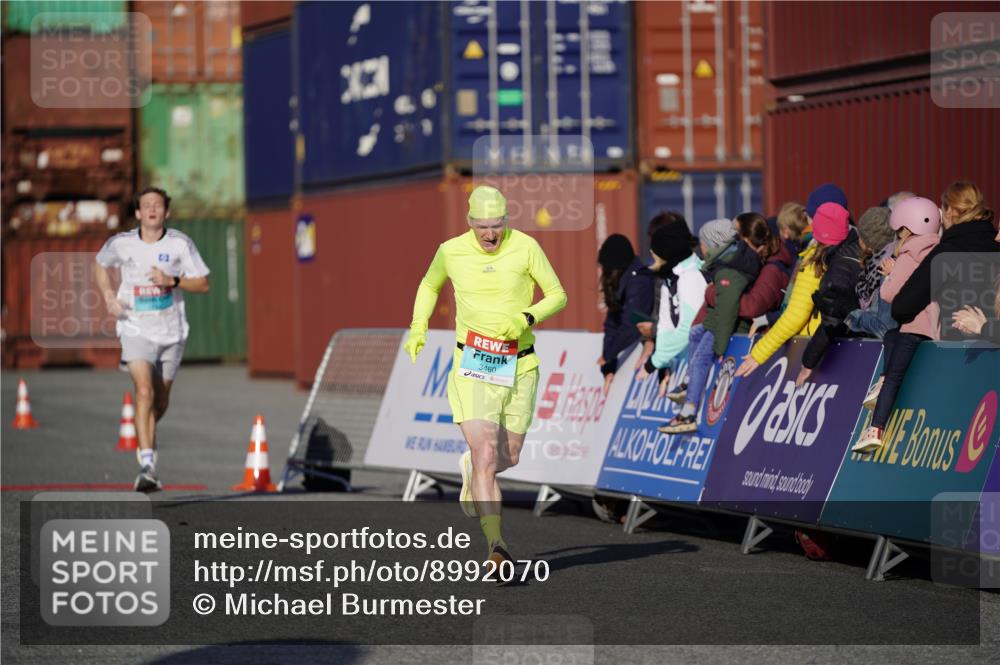 03.10.2025 - Köhlbrandbrückenlauf Michael Burmester http://msf.ph/oto/8992070 03.10.2025 09:51:09 Ziel 3153, 3154, 3460 meine-sportfotos.de
