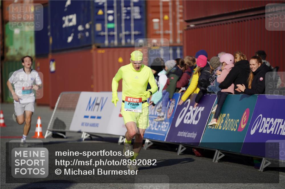 03.10.2025 - Köhlbrandbrückenlauf Michael Burmester http://msf.ph/oto/8992082 03.10.2025 09:51:09 Ziel 3153, 3154, 3460 meine-sportfotos.de