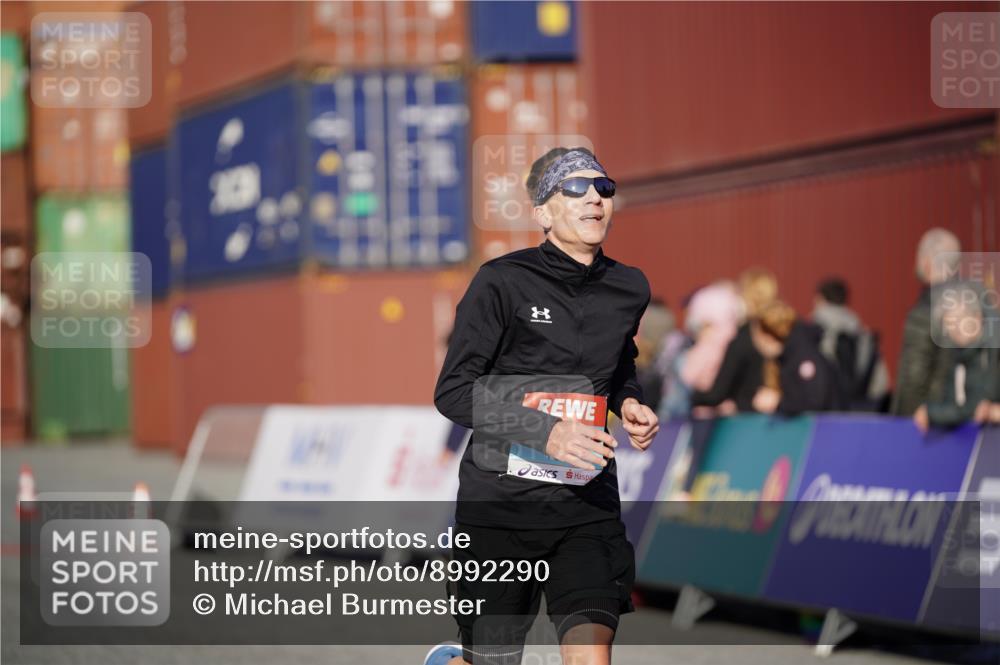 03.10.2025 - Köhlbrandbrückenlauf Michael Burmester http://msf.ph/oto/8992290 03.10.2025 09:51:35 Ziel 1034, 1057 meine-sportfotos.de