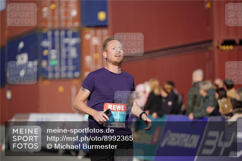 03.10.2025 - Köhlbrandbrückenlauf Michael Burmester http://msf.ph/oto/8992365 03.10.2025 09:51:48 Ziel 3086, 3350, 3809 meine-sportfotos.de