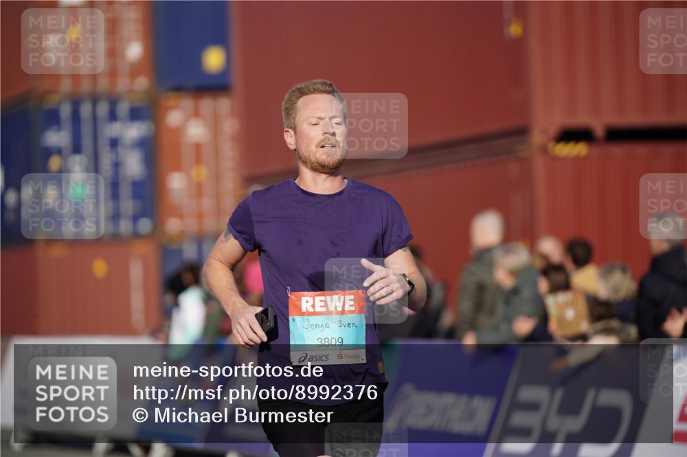 03.10.2025 - Köhlbrandbrückenlauf Michael Burmester http://msf.ph/oto/8992376 03.10.2025 09:51:48 Ziel 3086, 3350, 3809 meine-sportfotos.de