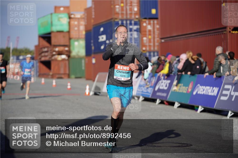 03.10.2025 - Köhlbrandbrückenlauf Michael Burmester http://msf.ph/oto/8992456 03.10.2025 09:52:03 Ziel 1026, 1187, 2722, 3248, 3756 meine-sportfotos.de
