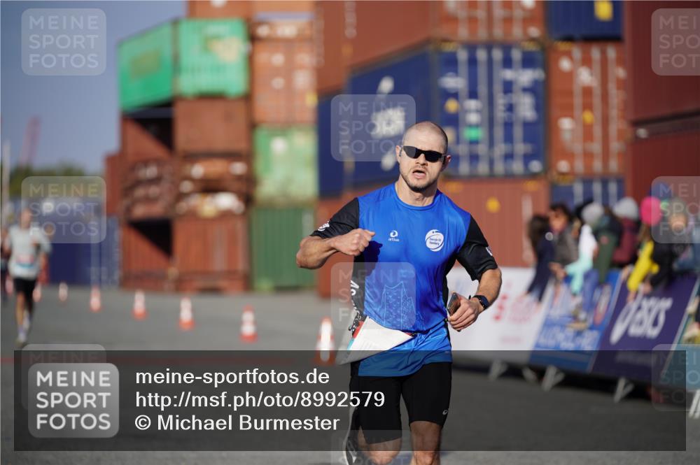 03.10.2025 - Köhlbrandbrückenlauf Michael Burmester http://msf.ph/oto/8992579 03.10.2025 09:52:15 Ziel 2722, 2937, 3248 meine-sportfotos.de