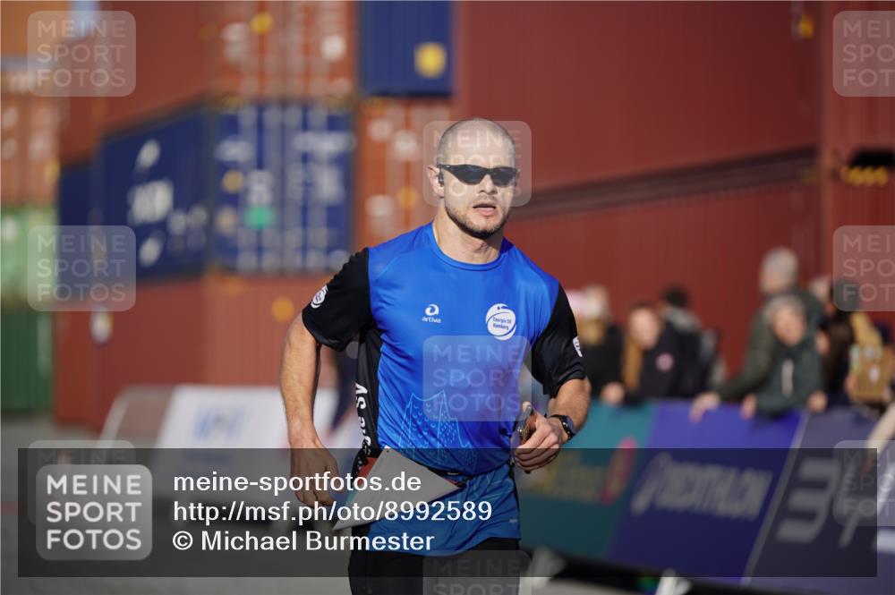 03.10.2025 - Köhlbrandbrückenlauf Michael Burmester http://msf.ph/oto/8992589 03.10.2025 09:52:16 Ziel 2937 meine-sportfotos.de