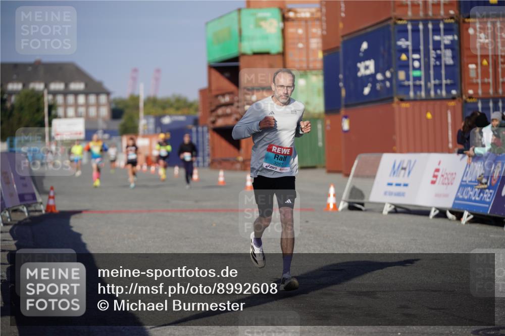 03.10.2025 - Köhlbrandbrückenlauf Michael Burmester http://msf.ph/oto/8992608 03.10.2025 09:52:21 Ziel 2937, 3267 meine-sportfotos.de