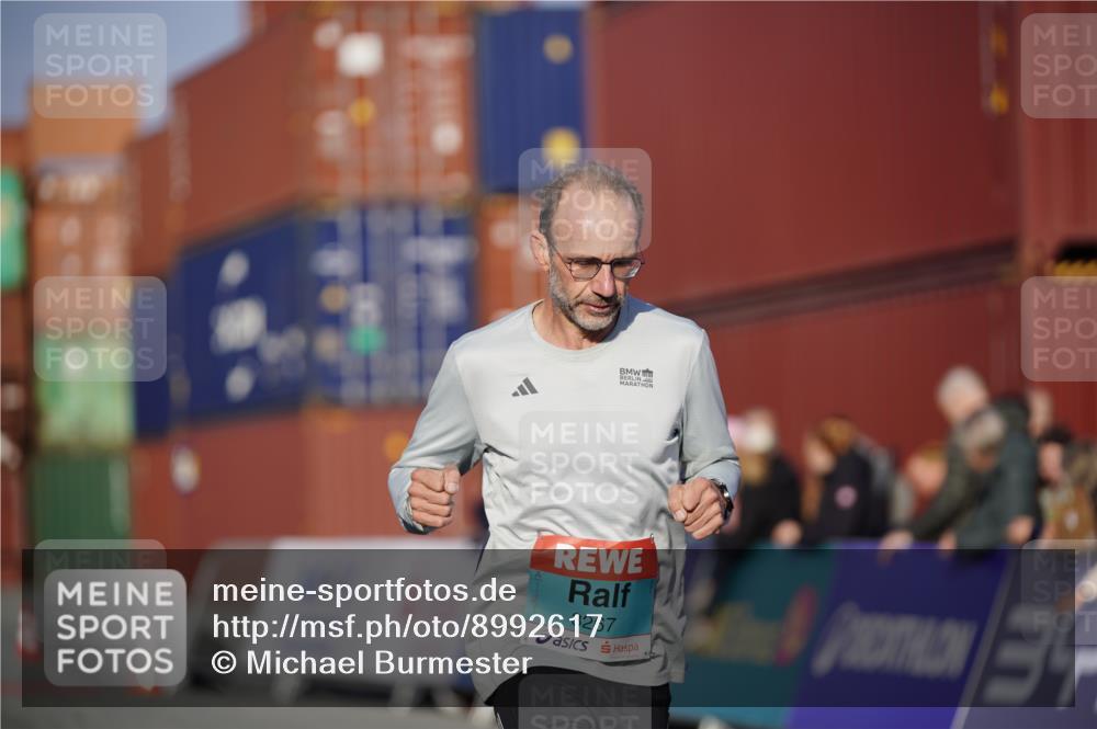 03.10.2025 - Köhlbrandbrückenlauf Michael Burmester http://msf.ph/oto/8992617 03.10.2025 09:52:23 Ziel 2937, 3267 meine-sportfotos.de