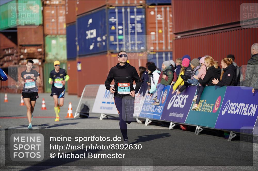 03.10.2025 - Köhlbrandbrückenlauf Michael Burmester http://msf.ph/oto/8992630 03.10.2025 09:52:31 Ziel 1019, 1055, 3008, 3610 meine-sportfotos.de