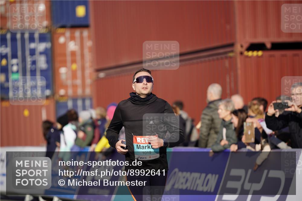 03.10.2025 - Köhlbrandbrückenlauf Michael Burmester http://msf.ph/oto/8992641 03.10.2025 09:52:32 Ziel 1019, 1055, 2792, 3008, 3610 meine-sportfotos.de