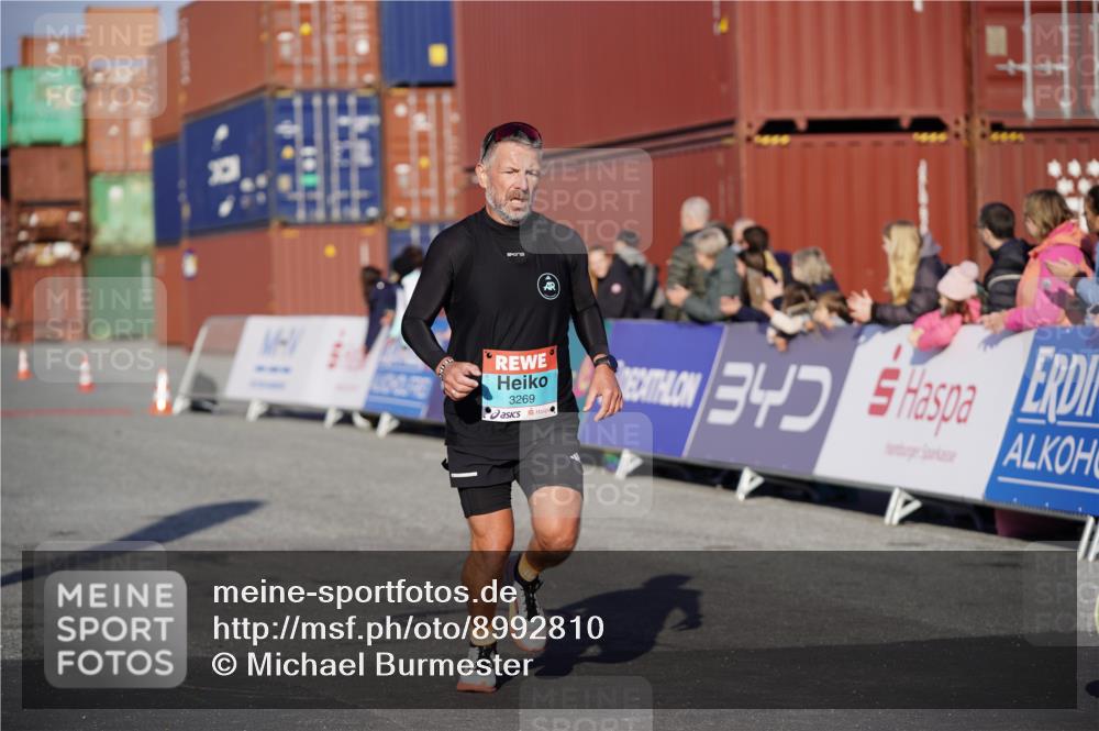 03.10.2025 - Köhlbrandbrückenlauf Michael Burmester http://msf.ph/oto/8992810 03.10.2025 09:52:47 Ziel 2933, 3269, 3629, 3712 meine-sportfotos.de