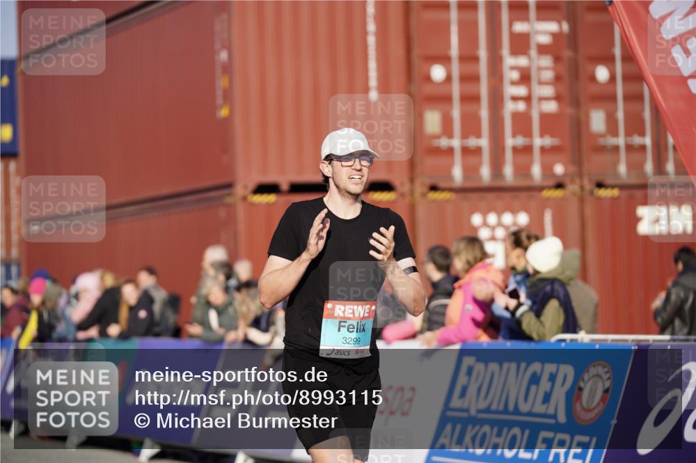 03.10.2025 - Köhlbrandbrückenlauf Michael Burmester http://msf.ph/oto/8993115 03.10.2025 09:53:24 Ziel 1012, 3078, 3226, 3262, 3299, 3704 meine-sportfotos.de