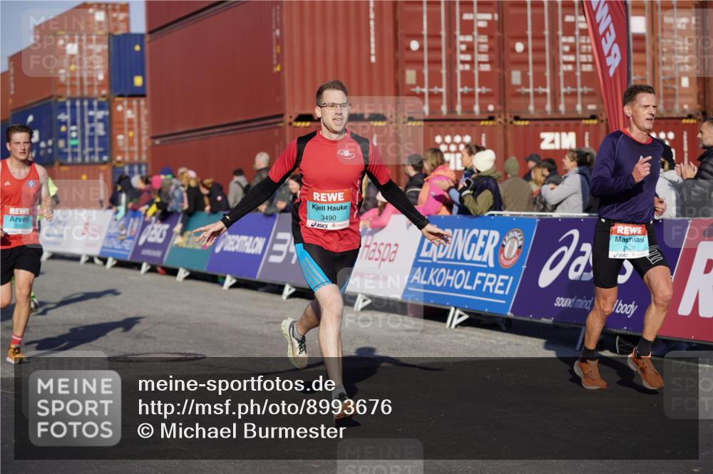 03.10.2025 - Köhlbrandbrückenlauf Michael Burmester http://msf.ph/oto/8993676 03.10.2025 09:55:02 Ziel 2879, 3083, 3152, 3288, 3490, 3628, 3715, 3720 meine-sportfotos.de