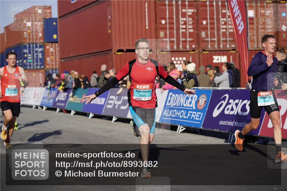 03.10.2025 - Köhlbrandbrückenlauf Michael Burmester http://msf.ph/oto/8993682 03.10.2025 09:55:02 Ziel 2879, 3083, 3152, 3288, 3490, 3628, 3715, 3720 meine-sportfotos.de