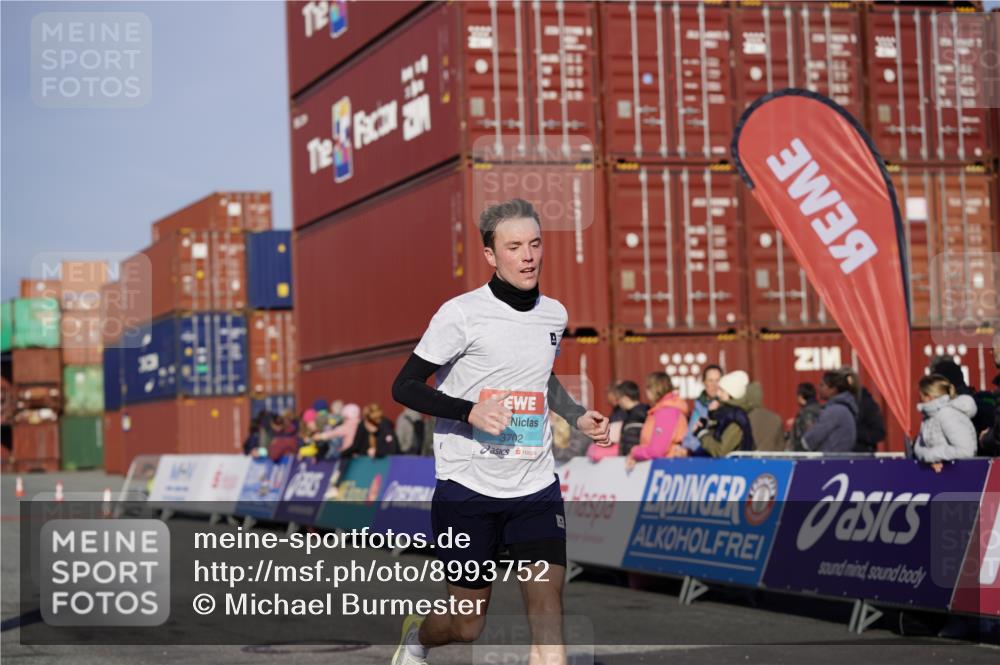 03.10.2025 - Köhlbrandbrückenlauf Michael Burmester http://msf.ph/oto/8993752 03.10.2025 09:55:09 Ziel 2879, 3152, 3702, 3715, 3720 meine-sportfotos.de