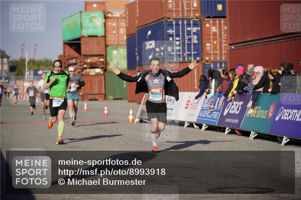 03.10.2025 - Köhlbrandbrückenlauf Michael Burmester http://msf.ph/oto/8993918 03.10.2025 09:55:30 Ziel 1016, 1030, 1040, 1490, 2703, 2704, 2934 meine-sportfotos.de