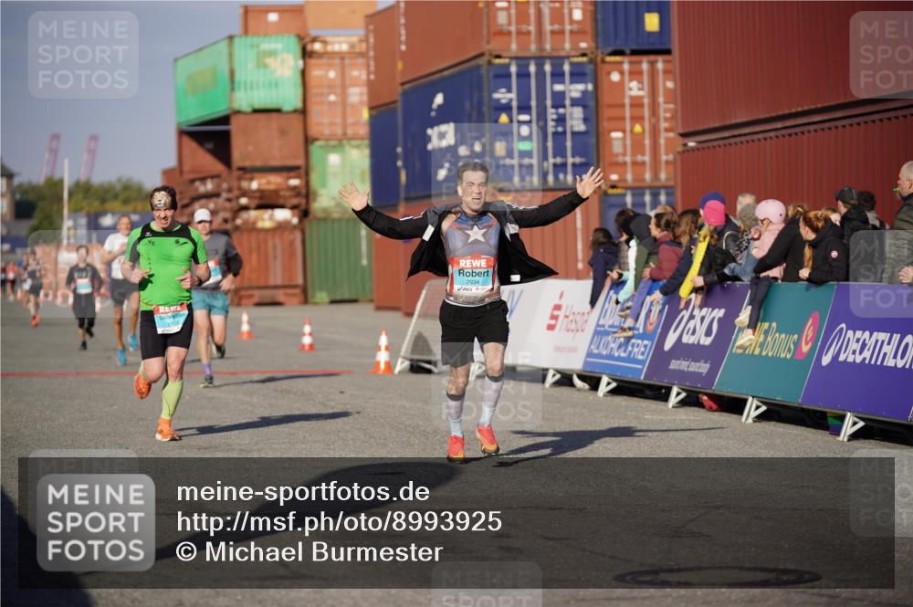 03.10.2025 - Köhlbrandbrückenlauf Michael Burmester http://msf.ph/oto/8993925 03.10.2025 09:55:30 Ziel 1016, 1030, 1040, 1490, 2703, 2704, 2934 meine-sportfotos.de