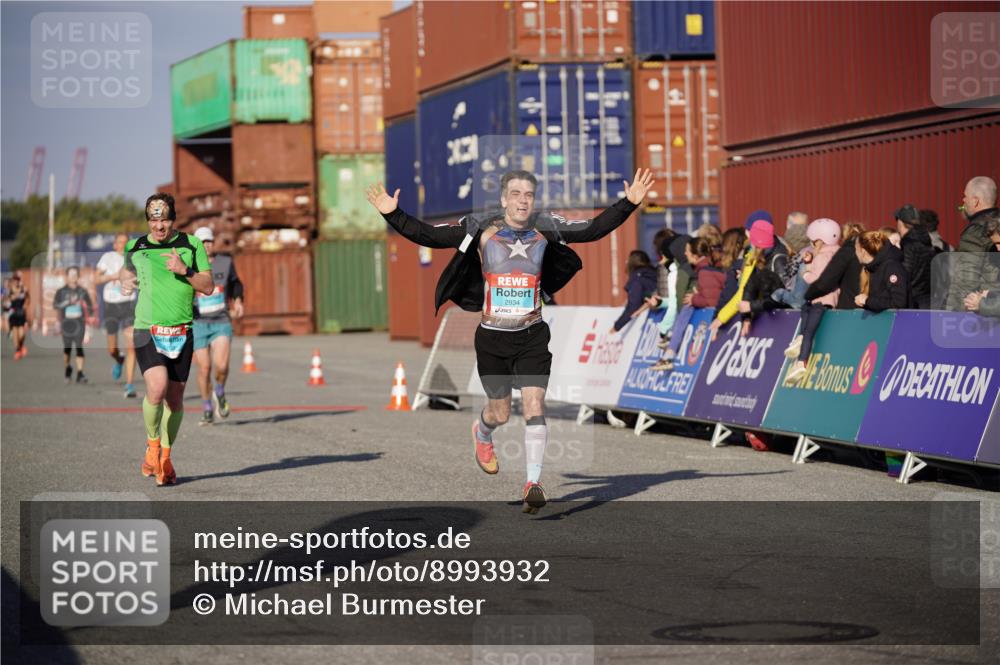 03.10.2025 - Köhlbrandbrückenlauf Michael Burmester http://msf.ph/oto/8993932 03.10.2025 09:55:30 Ziel 1016, 1030, 1040, 1490, 2703, 2704, 2934 meine-sportfotos.de