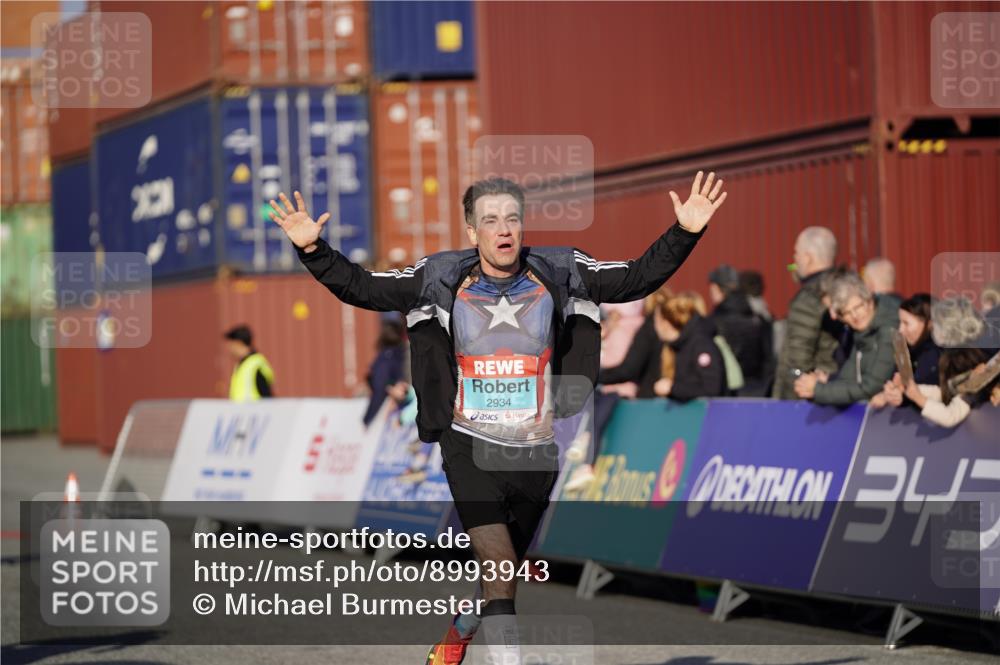 03.10.2025 - Köhlbrandbrückenlauf Michael Burmester http://msf.ph/oto/8993943 03.10.2025 09:55:31 Ziel 1016, 1030, 1040, 1490, 2703, 2704, 2934 meine-sportfotos.de