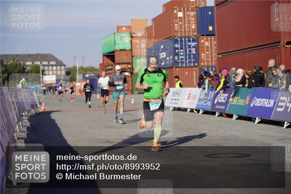 03.10.2025 - Köhlbrandbrückenlauf Michael Burmester http://msf.ph/oto/8993952 03.10.2025 09:55:32 Ziel 1016, 1040, 1048, 1490, 2703, 2704, 2934 meine-sportfotos.de