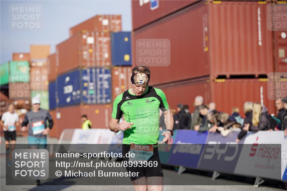 03.10.2025 - Köhlbrandbrückenlauf Michael Burmester http://msf.ph/oto/8993969 03.10.2025 09:55:33 Ziel 1016, 1040, 1048, 1490, 2703, 2704, 2934 meine-sportfotos.de
