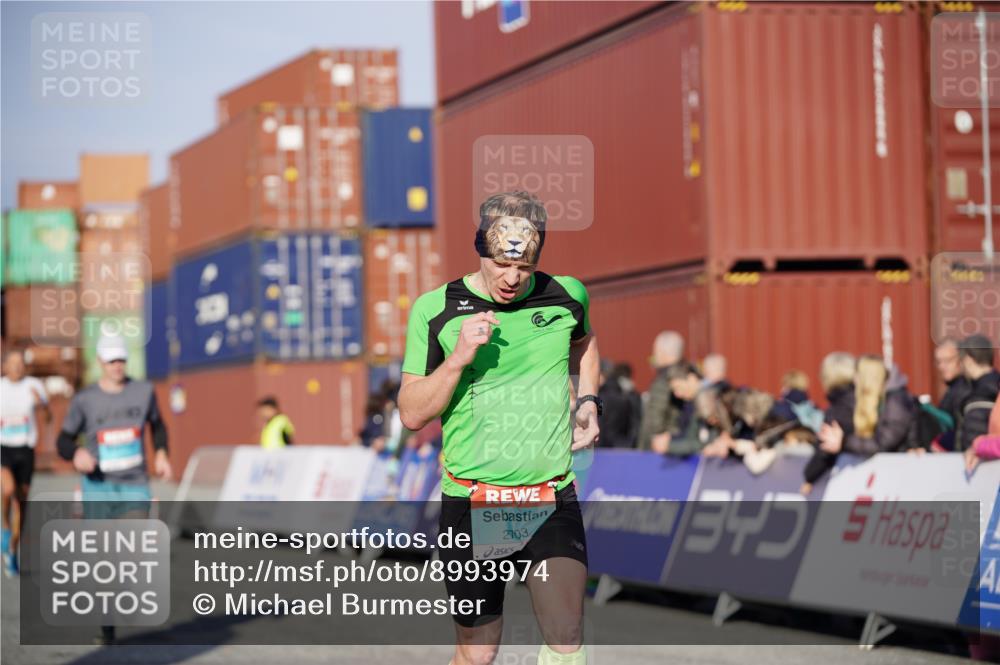 03.10.2025 - Köhlbrandbrückenlauf Michael Burmester http://msf.ph/oto/8993974 03.10.2025 09:55:34 Ziel 1016, 1040, 1048, 1490, 2703, 2934 meine-sportfotos.de