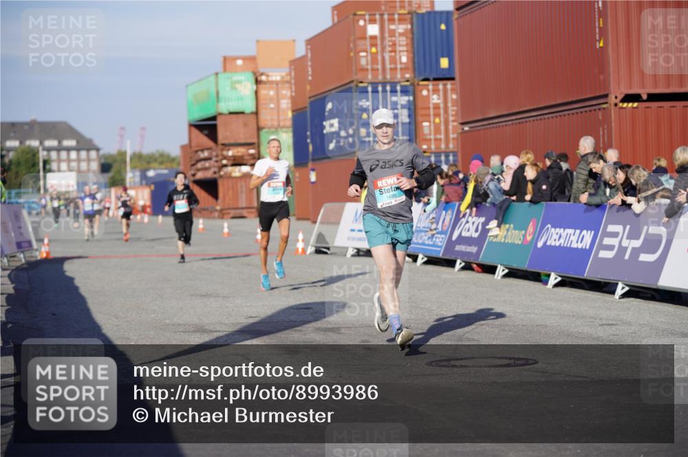 03.10.2025 - Köhlbrandbrückenlauf Michael Burmester http://msf.ph/oto/8993986 03.10.2025 09:55:35 Ziel 1016, 1048, 1490, 2703, 2934, 3789 meine-sportfotos.de