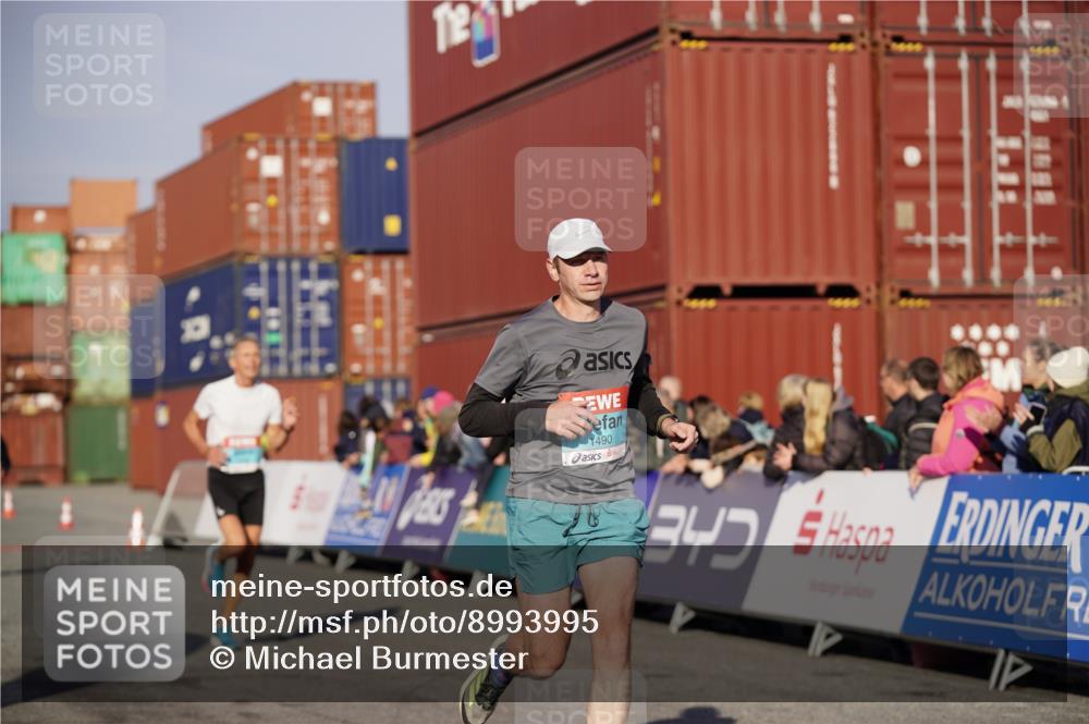 03.10.2025 - Köhlbrandbrückenlauf Michael Burmester http://msf.ph/oto/8993995 03.10.2025 09:55:36 Ziel 1016, 1048, 1490, 2703, 2934, 3789 meine-sportfotos.de