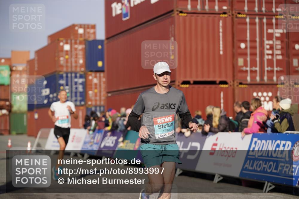03.10.2025 - Köhlbrandbrückenlauf Michael Burmester http://msf.ph/oto/8993997 03.10.2025 09:55:36 Ziel 1016, 1048, 1490, 2703, 2934, 3789 meine-sportfotos.de