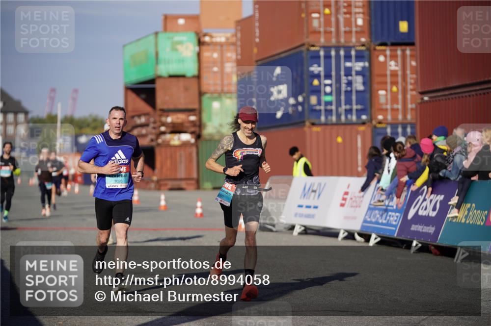 03.10.2025 - Köhlbrandbrückenlauf Michael Burmester http://msf.ph/oto/8994058 03.10.2025 09:55:44 Ziel 1028, 1048, 3007, 3494, 3789 meine-sportfotos.de