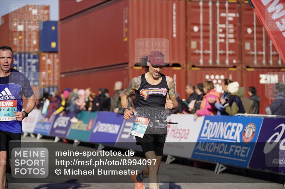 03.10.2025 - Köhlbrandbrückenlauf Michael Burmester http://msf.ph/oto/8994097 03.10.2025 09:55:46 Ziel 1028, 3007, 3494, 3789 meine-sportfotos.de