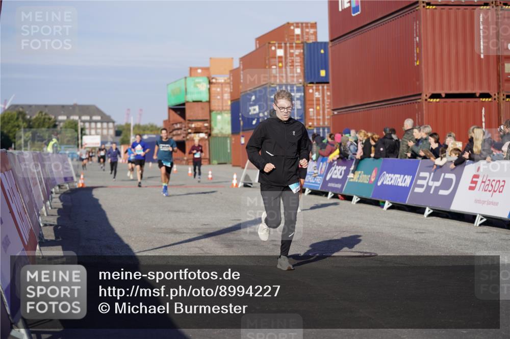 03.10.2025 - Köhlbrandbrückenlauf Michael Burmester http://msf.ph/oto/8994227 03.10.2025 09:56:00 Ziel 1020, 1036, 1095, 3143, 3181, 3223, 3249, 3332 meine-sportfotos.de