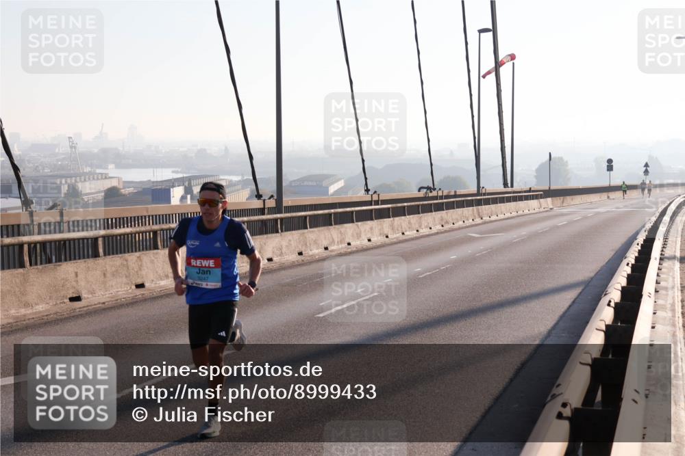 03.10.2025 - Köhlbrandbrückenlauf Julia Fischer http://msf.ph/oto/8999433 03.10.2025 09:15:39 Position 1 3247 meine-sportfotos.de