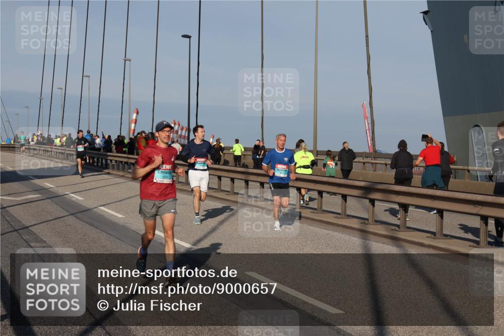 03.10.2025 - Köhlbrandbrückenlauf Julia Fischer http://msf.ph/oto/9000657 03.10.2025 09:35:36 Position 2  meine-sportfotos.de