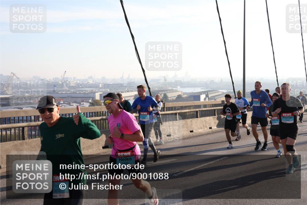 03.10.2025 - Köhlbrandbrückenlauf Julia Fischer http://msf.ph/oto/9001088 03.10.2025 09:23:07 Position 1 3812, 1826, 1045 meine-sportfotos.de