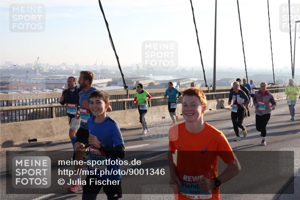 03.10.2025 - Köhlbrandbrückenlauf Julia Fischer http://msf.ph/oto/9001346 03.10.2025 09:23:56 Position 1 3710, 3497, 3496 meine-sportfotos.de