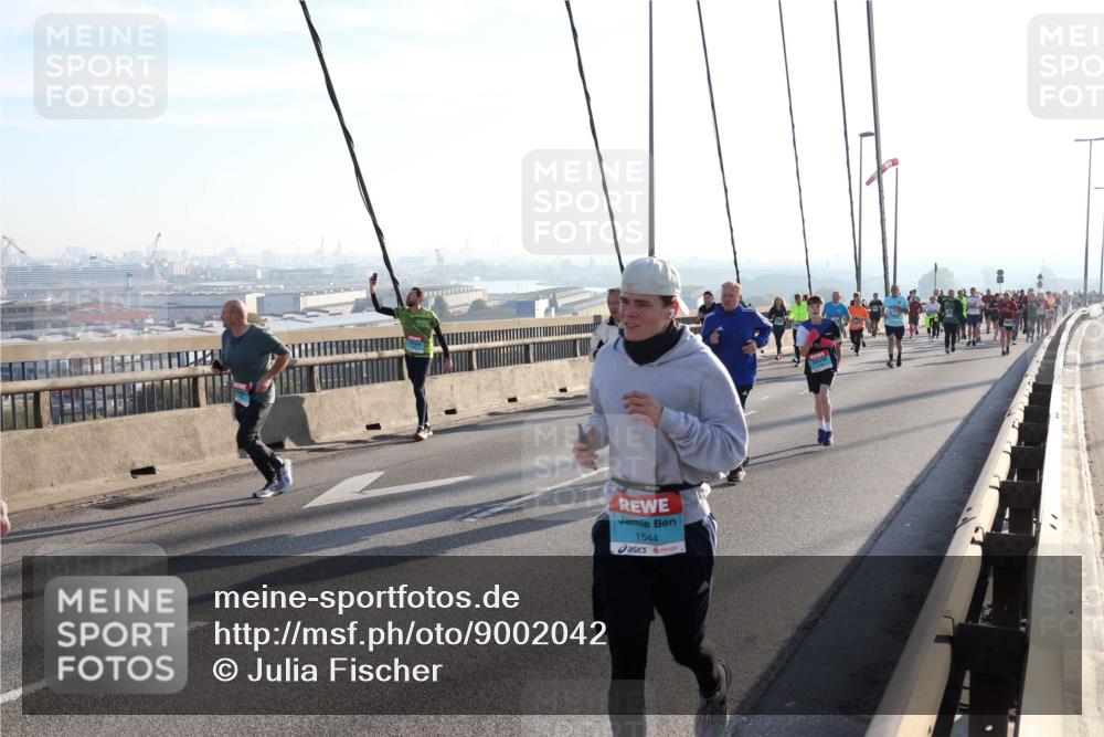 03.10.2025 - Köhlbrandbrückenlauf Julia Fischer http://msf.ph/oto/9002042 03.10.2025 09:26:07 Position 1 1544 meine-sportfotos.de