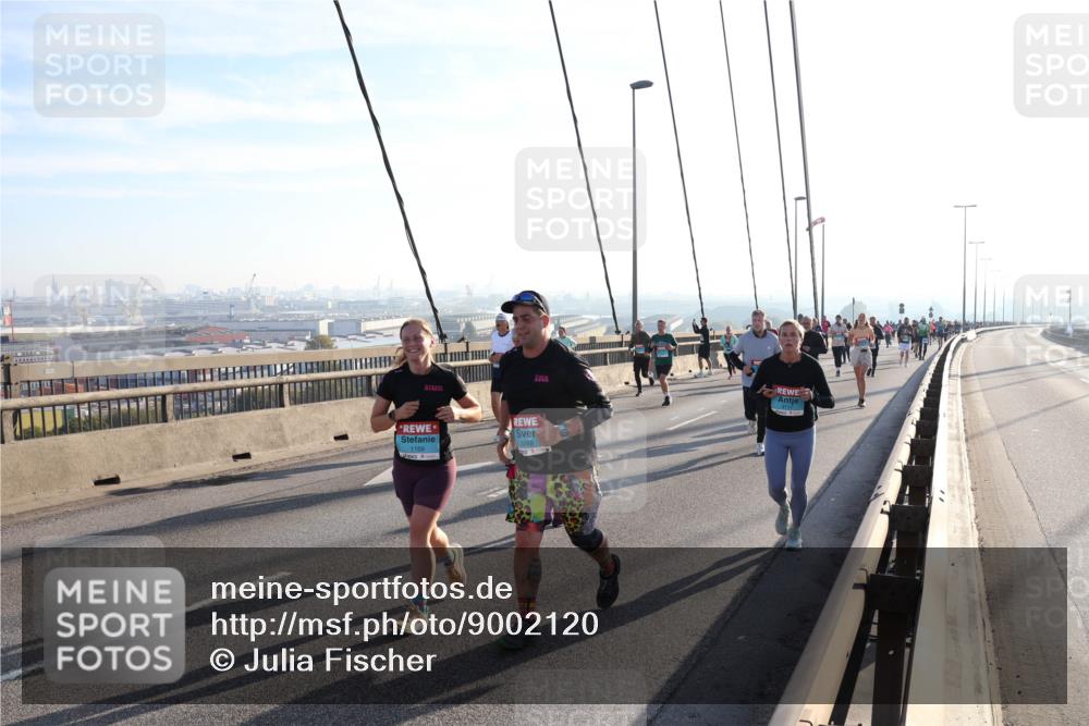 03.10.2025 - Köhlbrandbrückenlauf Julia Fischer http://msf.ph/oto/9002120 03.10.2025 09:26:27 Position 1  meine-sportfotos.de