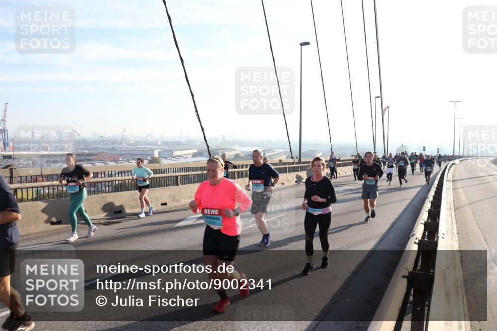 03.10.2025 - Köhlbrandbrückenlauf Julia Fischer http://msf.ph/oto/9002341 03.10.2025 09:26:52 Position 1 3210 meine-sportfotos.de