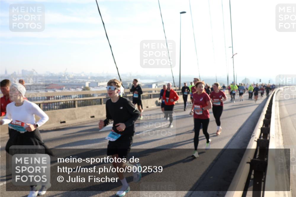 03.10.2025 - Köhlbrandbrückenlauf Julia Fischer http://msf.ph/oto/9002539 03.10.2025 09:27:27 Position 1  meine-sportfotos.de