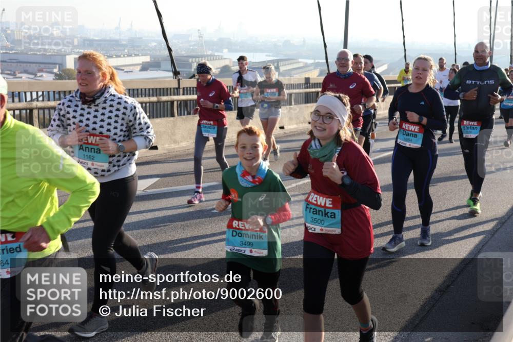 03.10.2025 - Köhlbrandbrückenlauf Julia Fischer http://msf.ph/oto/9002600 03.10.2025 09:27:39 Position 1 64, 1162, 3499, 3500, 1654 meine-sportfotos.de