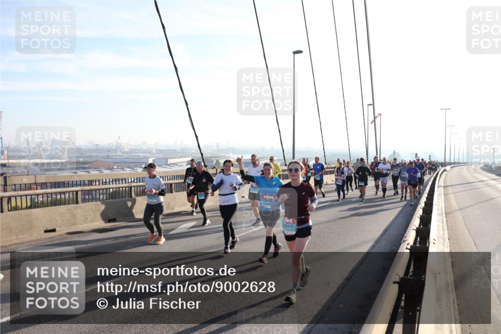 03.10.2025 - Köhlbrandbrückenlauf Julia Fischer http://msf.ph/oto/9002628 03.10.2025 09:27:43 Position 1  meine-sportfotos.de
