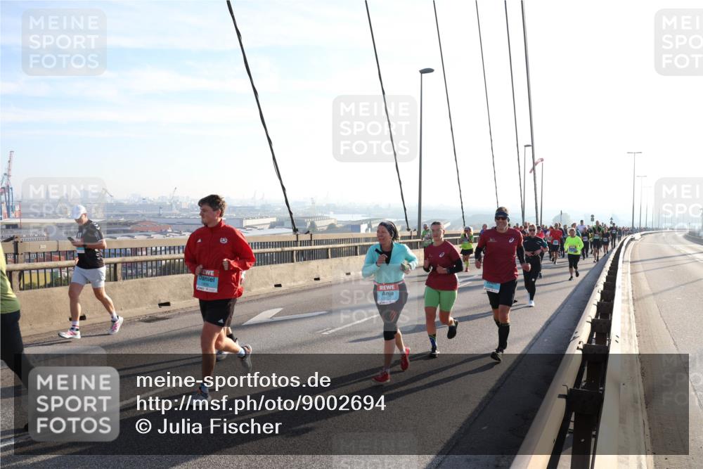 03.10.2025 - Köhlbrandbrückenlauf Julia Fischer http://msf.ph/oto/9002694 03.10.2025 09:27:52 Position 1  meine-sportfotos.de