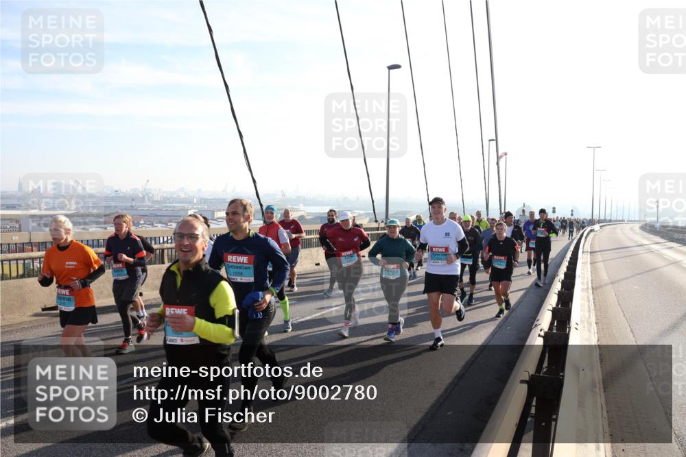 03.10.2025 - Köhlbrandbrückenlauf Julia Fischer http://msf.ph/oto/9002780 03.10.2025 09:28:01 Position 1 1558 meine-sportfotos.de