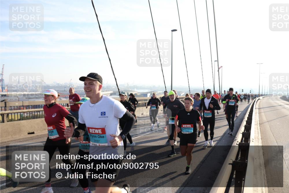 03.10.2025 - Köhlbrandbrückenlauf Julia Fischer http://msf.ph/oto/9002795 03.10.2025 09:28:03 Position 1 3157, 1418 meine-sportfotos.de