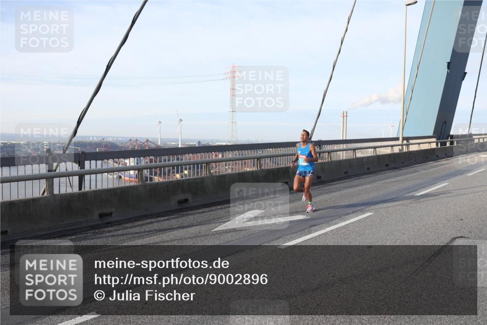 03.10.2025 - Köhlbrandbrückenlauf Julia Fischer http://msf.ph/oto/9002896 03.10.2025 09:28:11 Position 1  meine-sportfotos.de