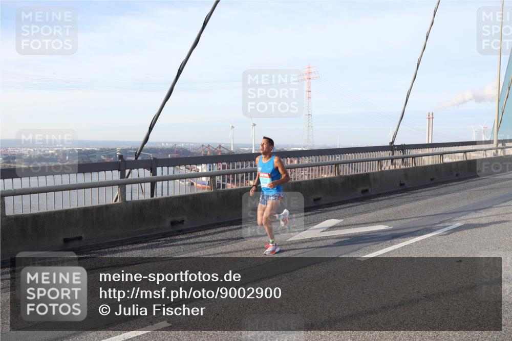 03.10.2025 - Köhlbrandbrückenlauf Julia Fischer http://msf.ph/oto/9002900 03.10.2025 09:28:12 Position 1  meine-sportfotos.de