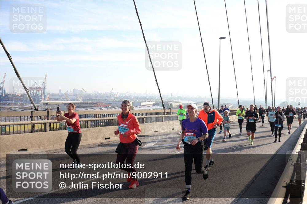 03.10.2025 - Köhlbrandbrückenlauf Julia Fischer http://msf.ph/oto/9002911 03.10.2025 09:28:15 Position 1  meine-sportfotos.de