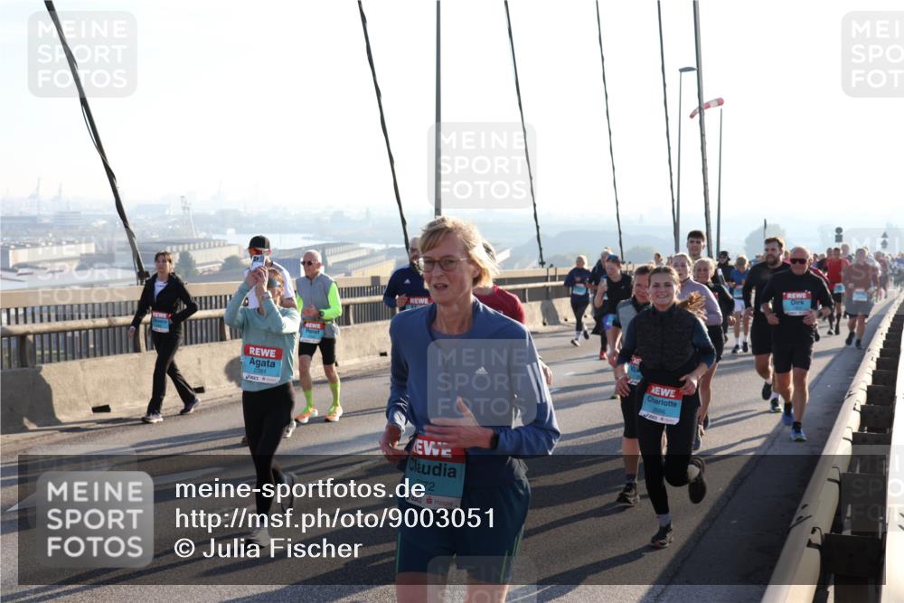 03.10.2025 - Köhlbrandbrückenlauf Julia Fischer http://msf.ph/oto/9003051 03.10.2025 09:28:44 Position 1 2381, 3372, 2686 meine-sportfotos.de
